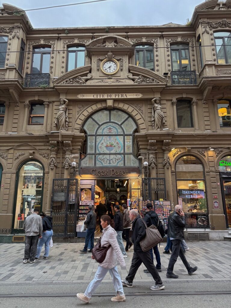 l'iconico Çiçek Pasajı nel quartiere di Beyoğlu