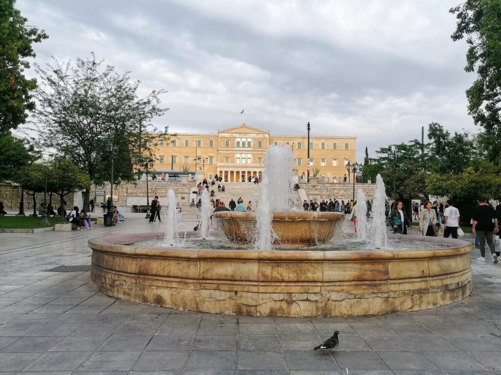 La fontana della Piazza Syntagma e il Parlamento Greco