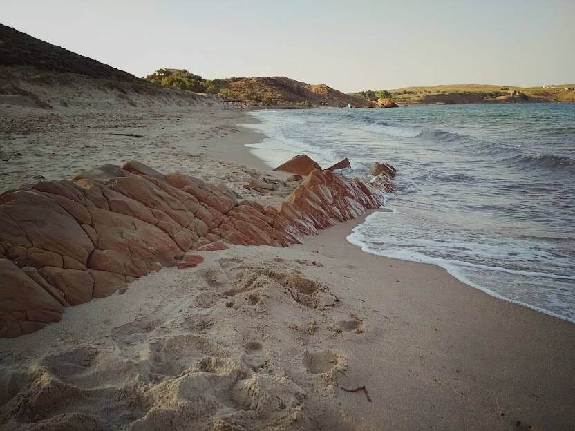 La spiaggia di Red Rock sulla costa orientale di Limnos