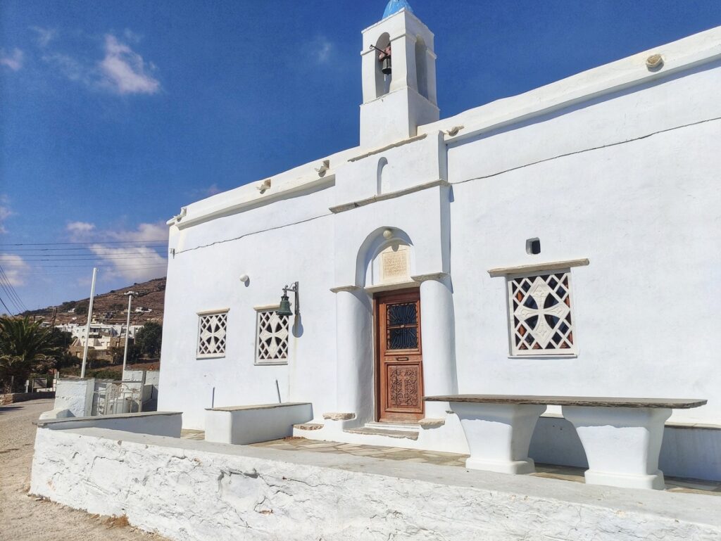 La chiesa di Agios Ioannis sulla omonima spiaggia