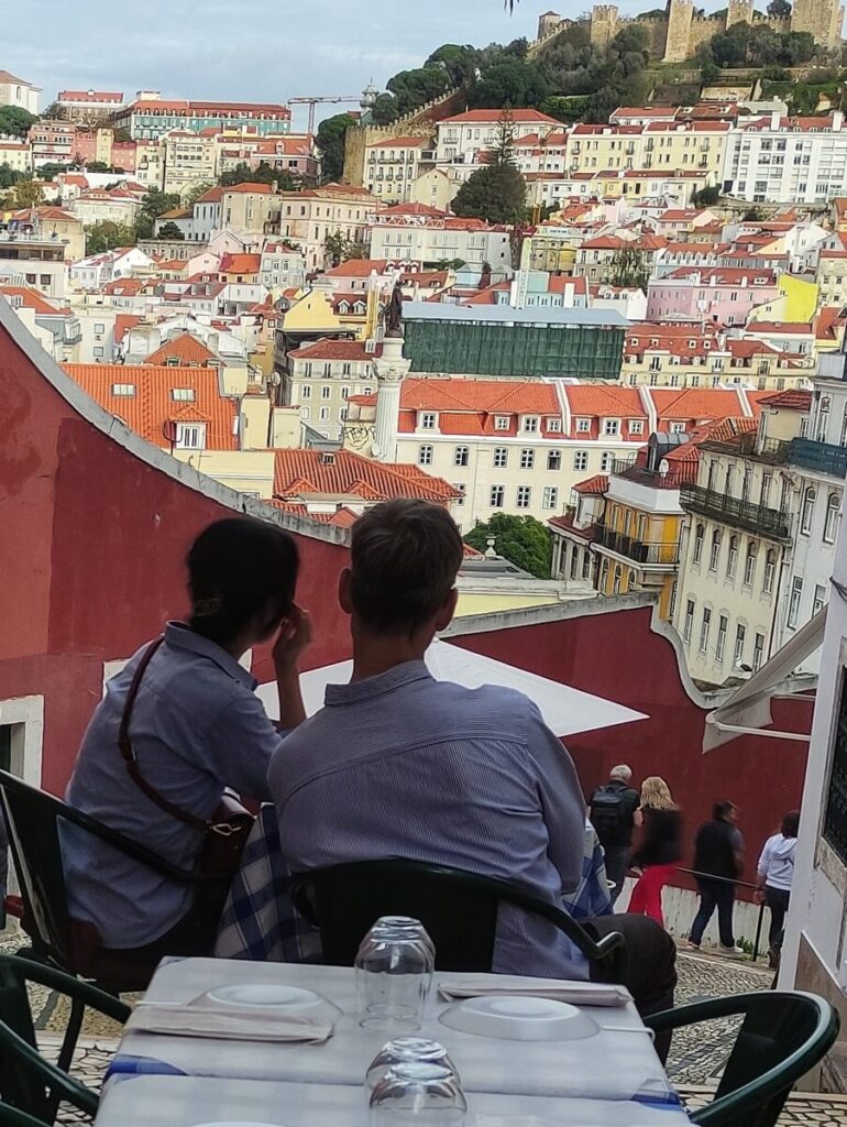 La vista da una taverna di Bairro Alto