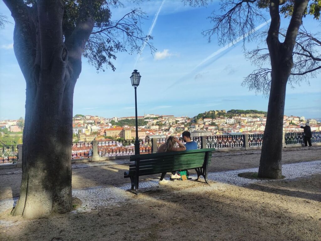 La vista dal Miradouro de São Pedro de Alcântara