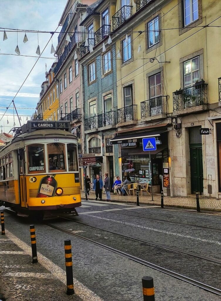 Il caratteristico tram di Lisbona per le vie di Chiado