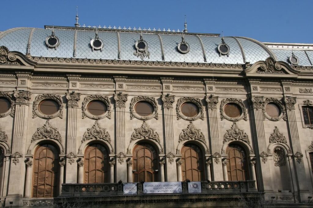 Il Teatro Nazionale di Tbilisi su Rustaveli Avenue