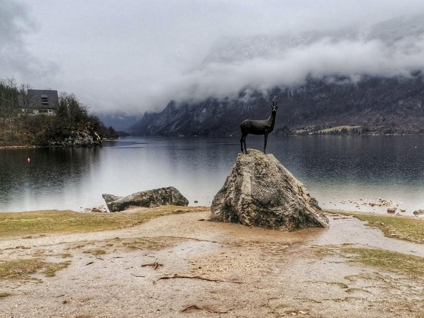 La statua dedicata a Zlatorog, Lago di Bohinj / © Aspasia Kakari