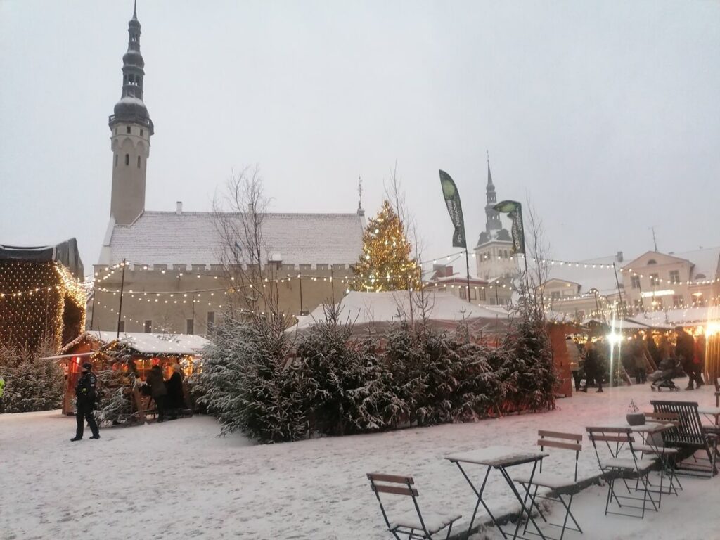 l mercatino di Natale nella Piazza del Municipio a Tallinn sotto la neve