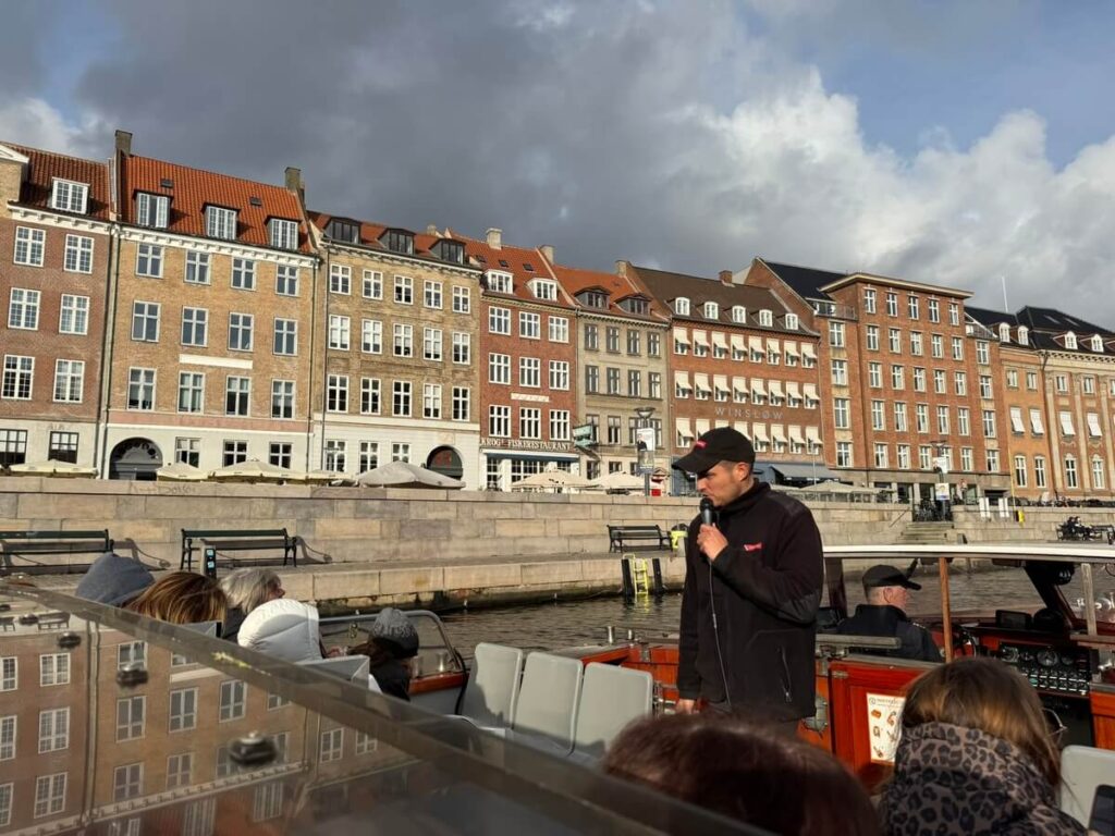 Il giro dei canali su una barca riscaldata