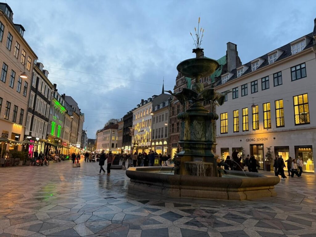 La Piazza Amagertorv e la via Strøget