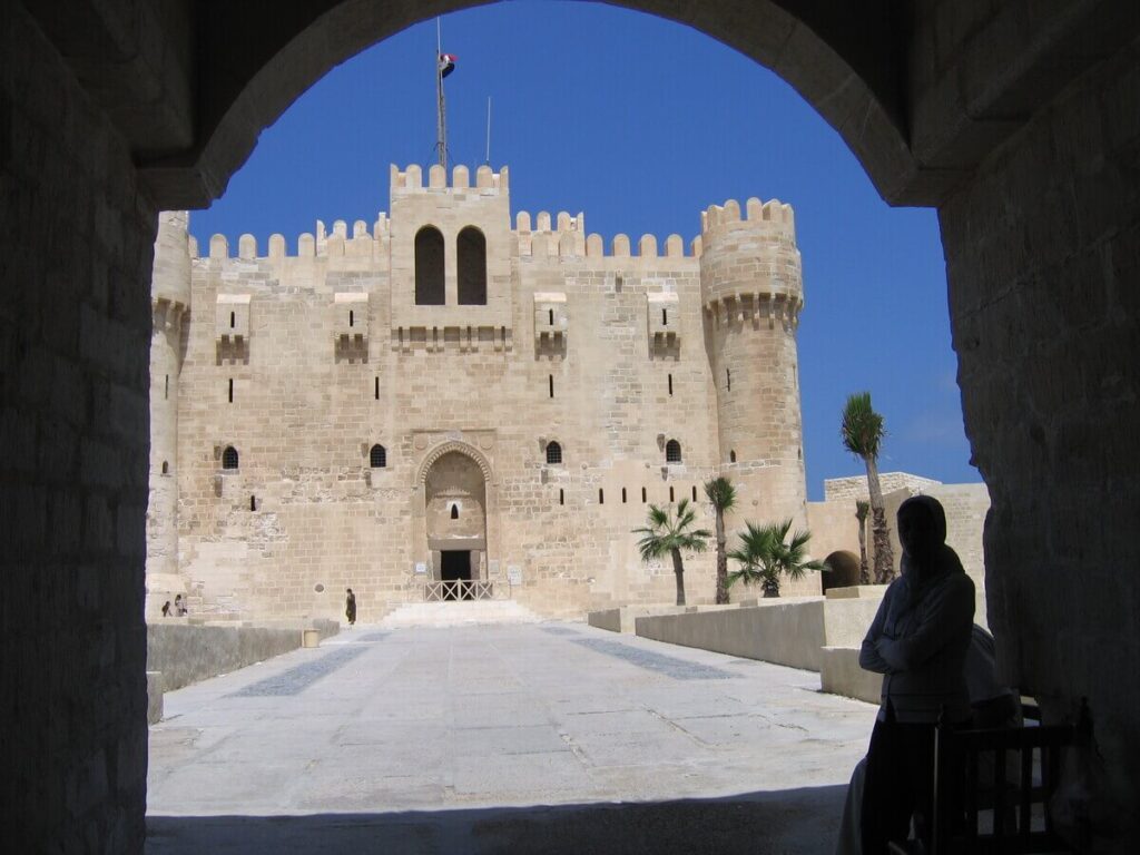 La iconica Cittadella di Qaitbay, costruita nel XV secolo dal Sultano Qaitbey per difendere Alessandria dall'Impero Ottomano.