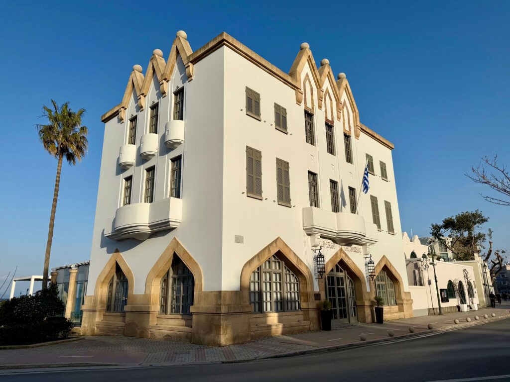 Lo storico albergo Albergo Gelsomino, all’incrocio tra le vie Ippokrátous e Vasileos Georgiou II.