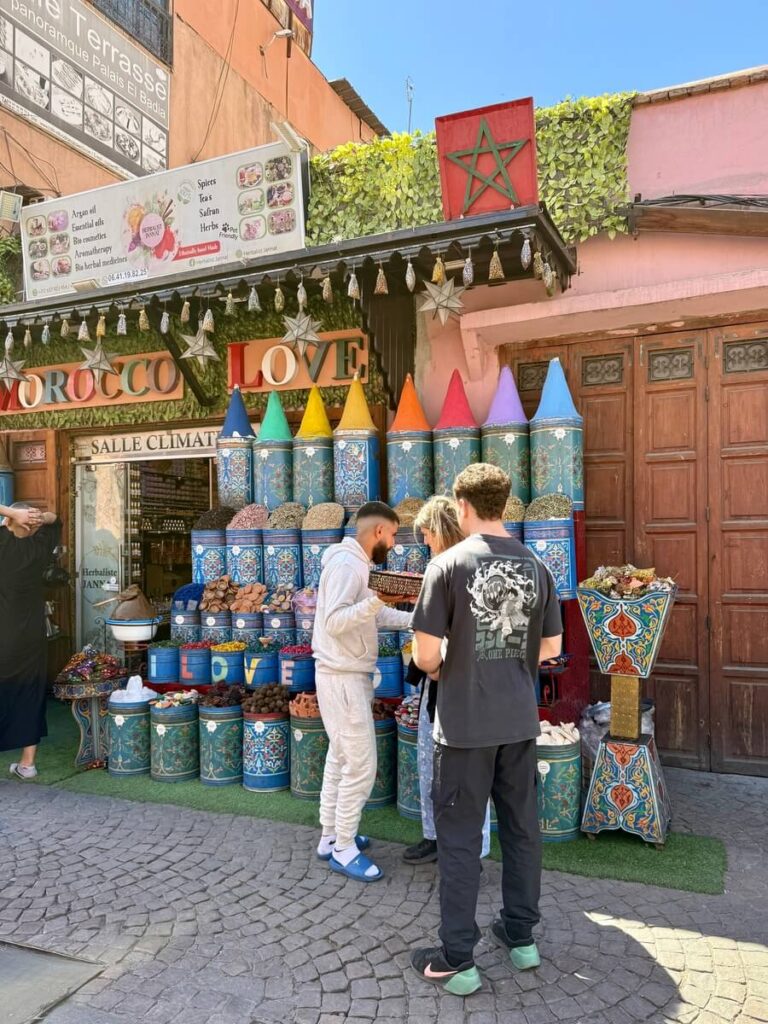 Uno dei caratteristici negozi di spezie nel quartiere di Mellah