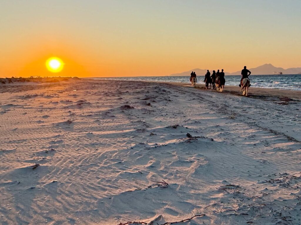 La spiaggia di Tigaki al tramonto