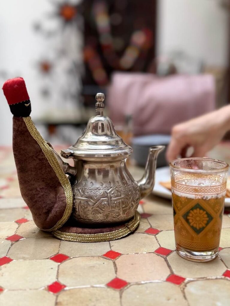 L’ospitalità marocchina, vissuta in un riad tradizionale.